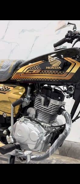 HONDA BLACK 125SELF GOLD EDITION 1