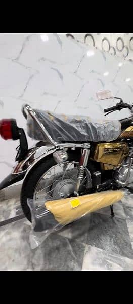 HONDA BLACK 125SELF GOLD EDITION 3