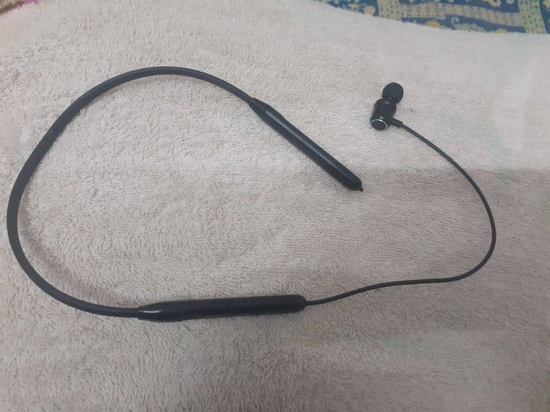 Bluetooth neck hanging wala ak kan ka hai 1