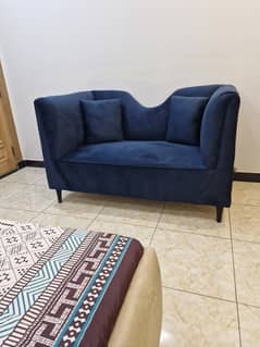 2 seater sofa in new condition, color blue