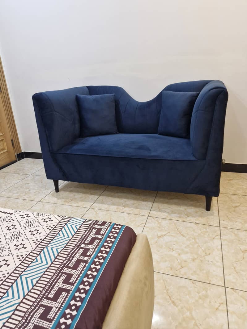 2 seater sofa in new condition, color blue 0