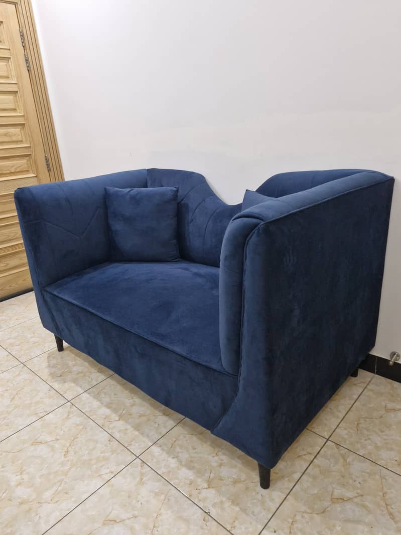 2 seater sofa in new condition, color blue 1