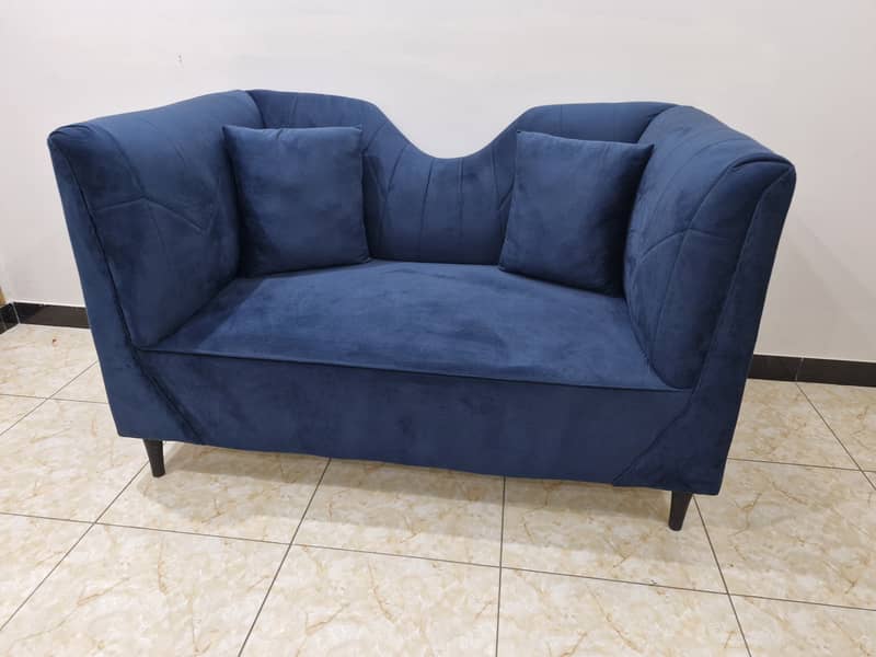 2 seater sofa in new condition, color blue 2