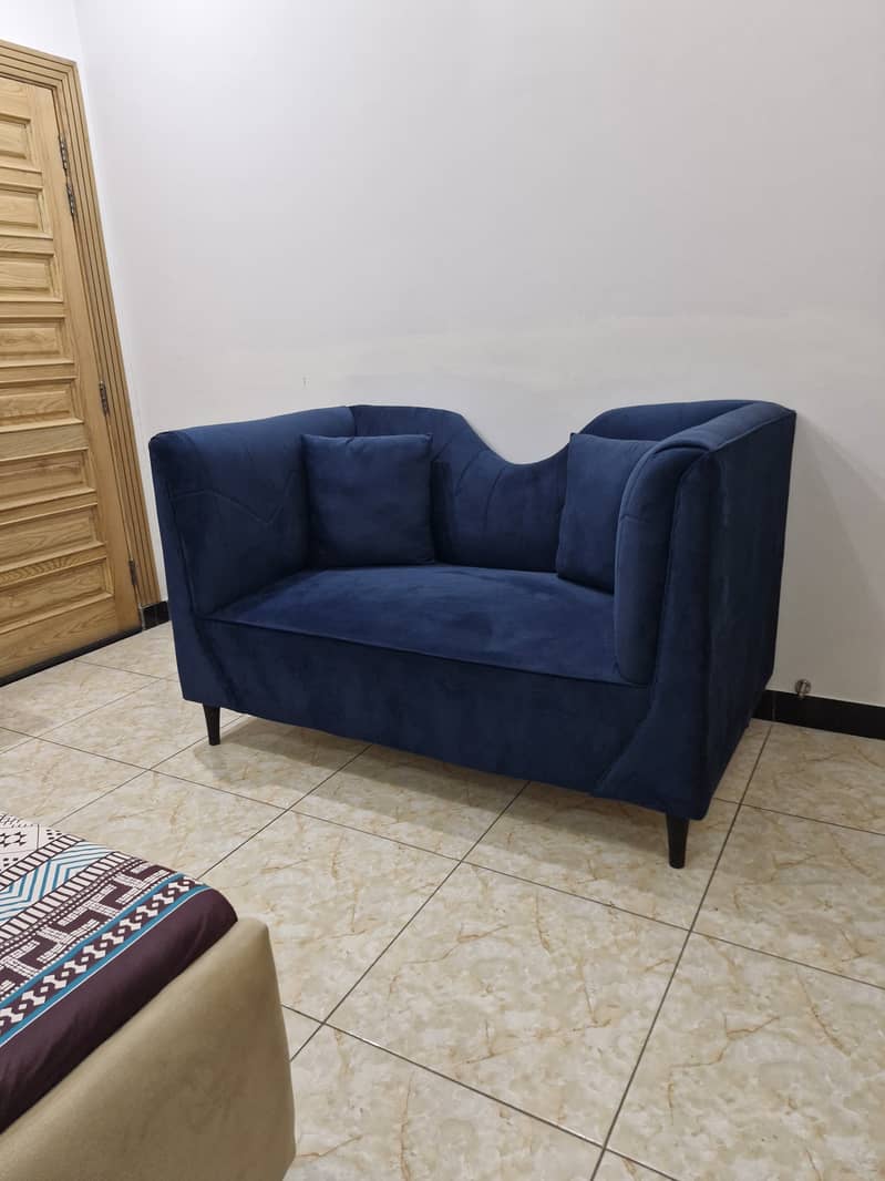 2 seater sofa in new condition, color blue 4