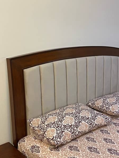 KING SIZE ALMOST NEW BED SET 4