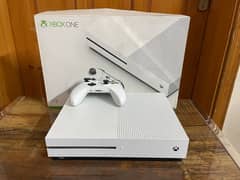 XBOX ONE S 1TB 10/10 condition