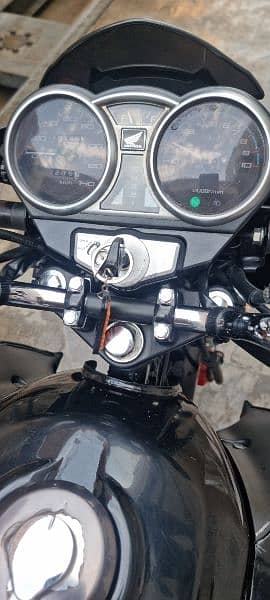 Honda CB150F Black 10/10 condition 4