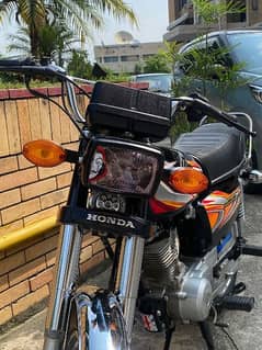 black honda 125  2022 model