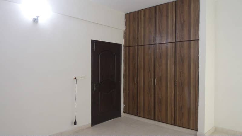 Ideal Flat In Lahore Available For Rs. 27500000 10