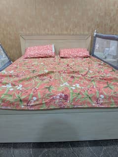 Bed set - Queen bed, 2 side tables, dressing with mirror included