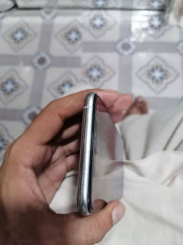 iPhone Xs Max White Colour in Very Good condition 3