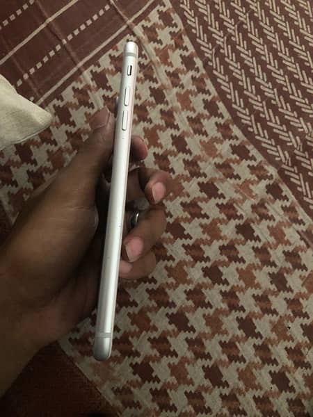 iphone 8 plus 64 gb non pta bas finger nhi chalta baqi all ok set ha 1