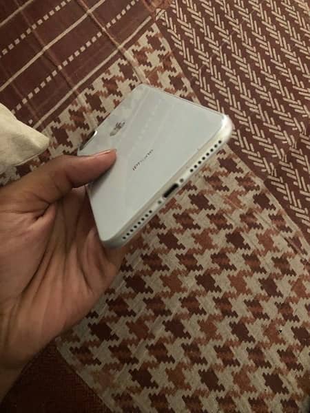 iphone 8 plus 64 gb non pta bas finger nhi chalta baqi all ok set ha 5