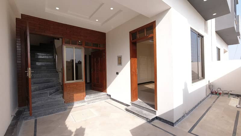 5 MARLA PARK FACING HOUSE FOR SALE in FAISAL TOWN BLOCK C 27