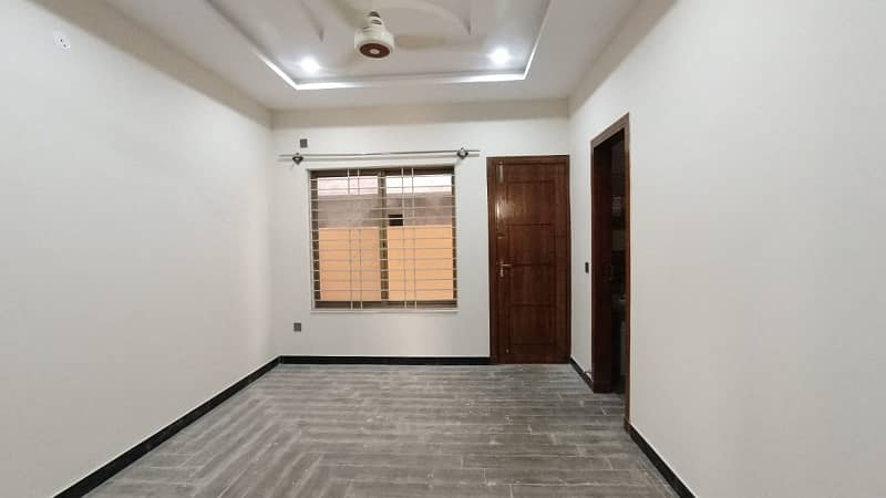 5 MARLA PARK FACING HOUSE FOR SALE in FAISAL TOWN BLOCK C 30