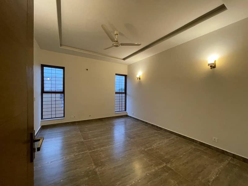 10 Marla Alluring Upper Portion On Top Location For Rent in Formanite Society Near DHA Phase 5 Lahore 4