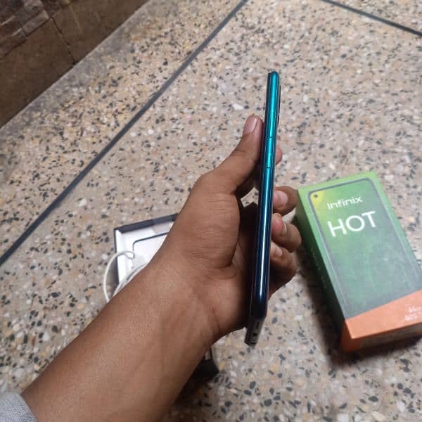 Infinix hot 10 4/64 with box charger 3