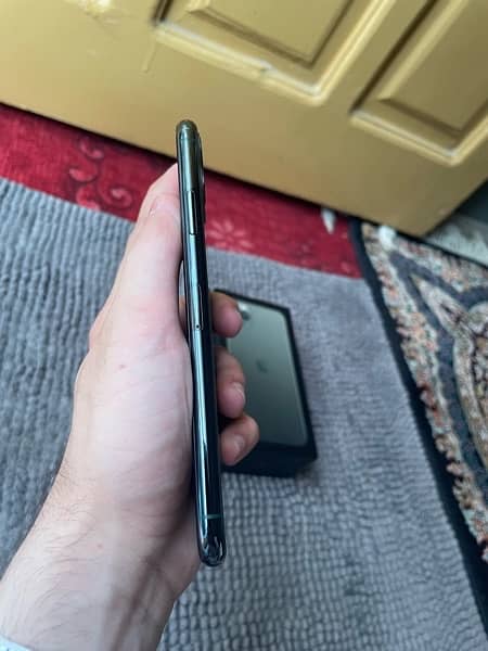 iphone 11 pro max NON PTA 5