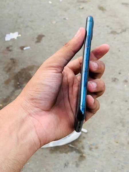 iPhone 11 Pro panel me minor dot ha 3