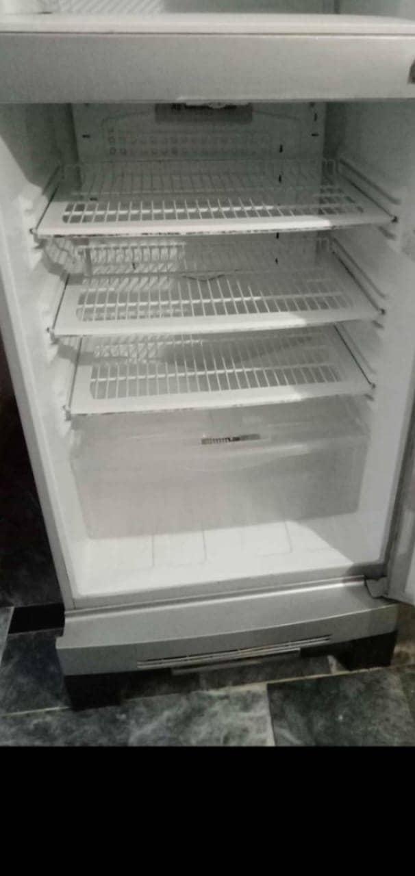 PEL FRIDGE AVAILABLE IN GOOD CONDITION 5