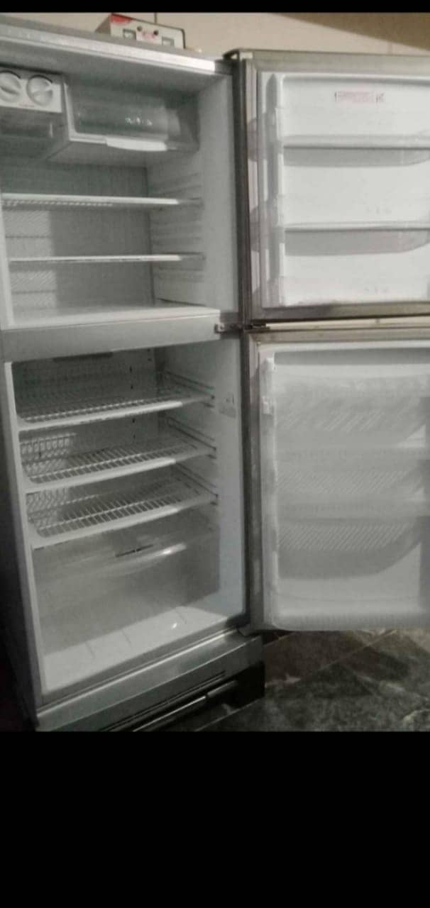 PEL FRIDGE AVAILABLE IN GOOD CONDITION 6