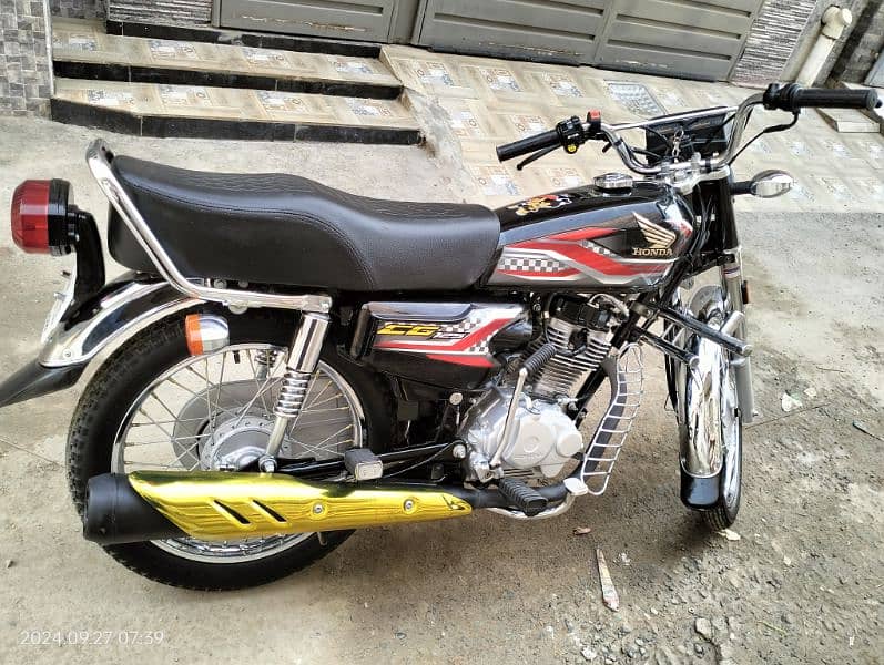 honda 125 black color like a new bike Rs225000 price almost final 0