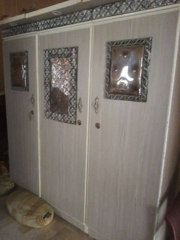 Urgent Sale 4 pcs Bedroom set Only 6 months used 7