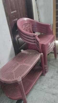 4 plastic chairs and table