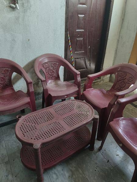 4 plastic chairs and table 2