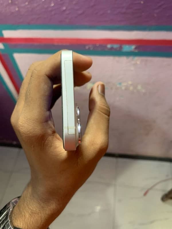 iPhone 14 white colour 2