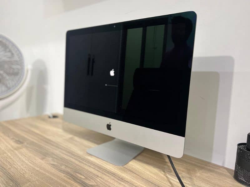 Apple iMac - 2017 Core i5- 3.4GHz - Retina 4k 21.5 inch Display 2