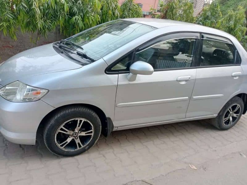 Honda City IDSI 2005 almost genuine condition 2