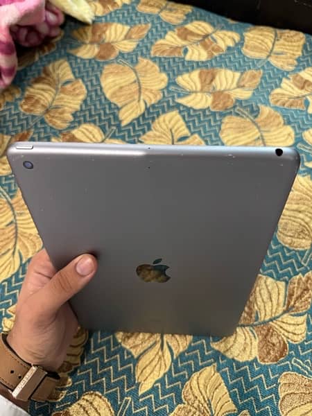 iPad 6th generation 128gb 7