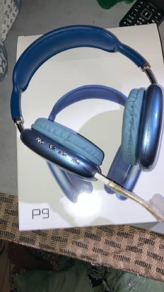 P9 headphones wirless and aux option Best sound quality . 4