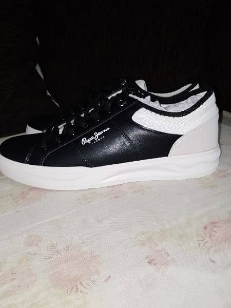 black sneakers not used 0