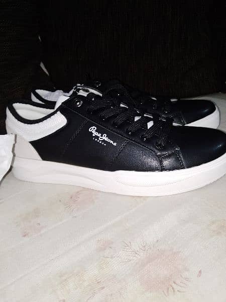 black sneakers not used 3