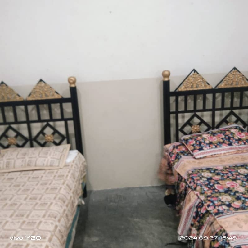 bed / 2 singels beds / singel person beds / iron beds / for sale 1