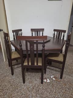 excellwnt condition dining table with chairs