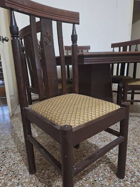 excellwnt condition dining table with chairs 5