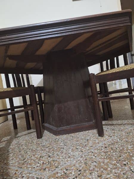 excellwnt condition dining table with chairs 6