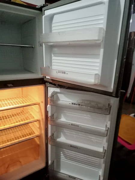 Dawlance fridge medium saiz 8