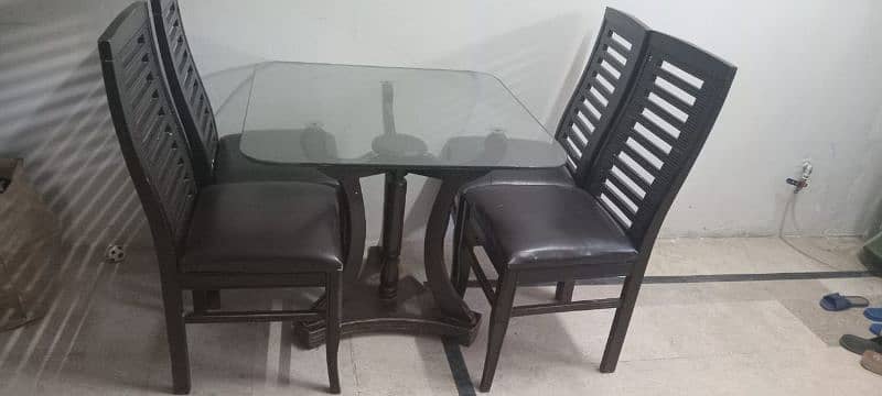 Dinning table with 4 chair urgent sale j be 2