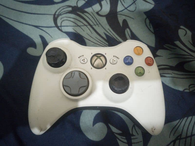 XBOX 360 two Wireless controllers 0