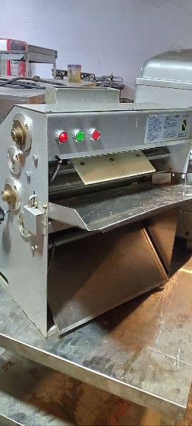 pizza oven conveyor 18" gasro// dough mixer// dough rooler// fryer 2