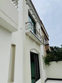 10 Marla Slightly used House For Sale Lowest Rate In BHARIA Town Lahore 0