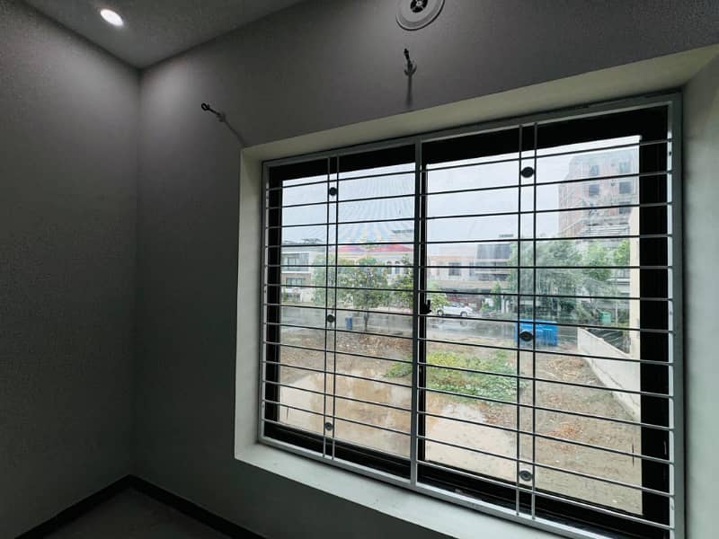 10 Marla Slightly used House For Sale Lowest Rate In BHARIA Town Lahore 8