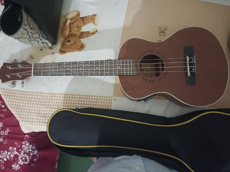 Ukulele Electric with Bag 1