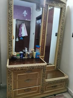 DRESSING TABLE 0