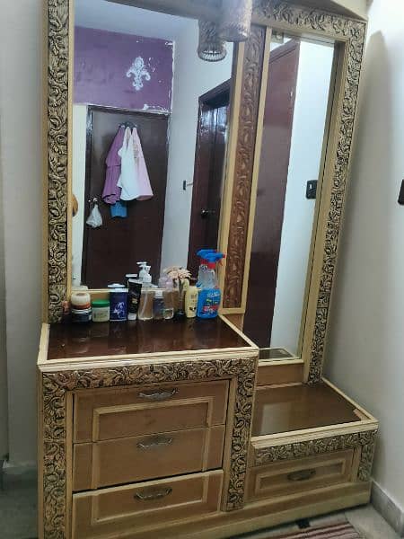 DRESSING TABLE 0