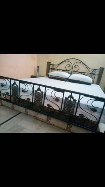 iron bed set 0